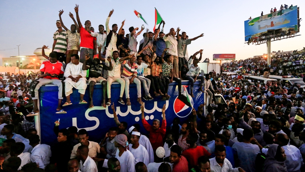 Sudanese demonstrators chant slogans as they attend a mass anti-government protest outside Defence Ministry in Khartoum, Sudan April 21, 2019. REUTERS/Mohamed Nureldin Abdallah TPX IMAGES OF THE DAY