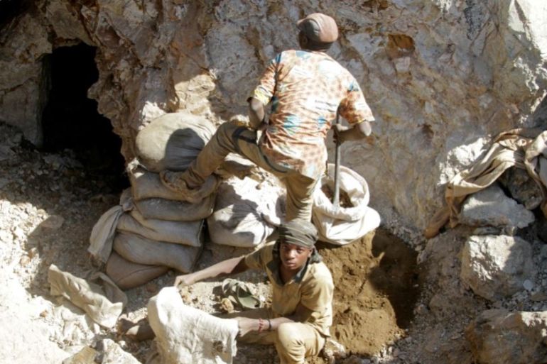 FILE PHOTO: Artisanal miners work at the Tilwezembe outside of Kolwezi