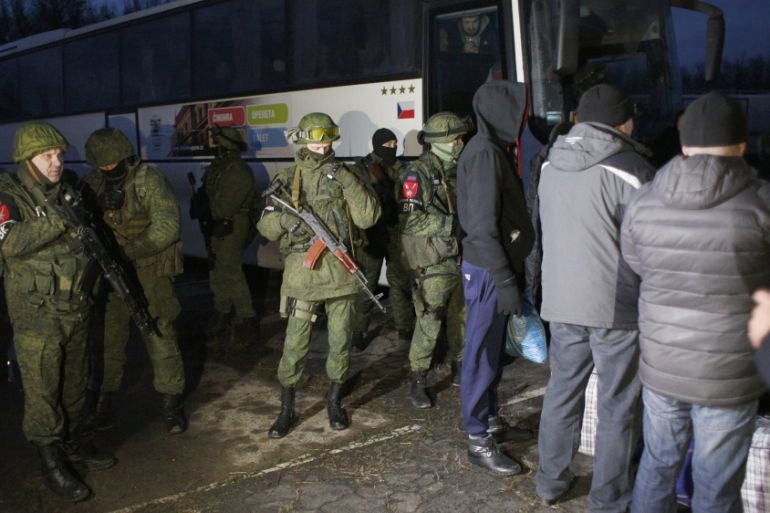 Ukrainian servicemen who were made prisoners wait during a prisoner exchange between Ukraine and pro-Russia rebels on the check-point near the city of Gorlivka on December 27, 2018. [File: Anatolii St