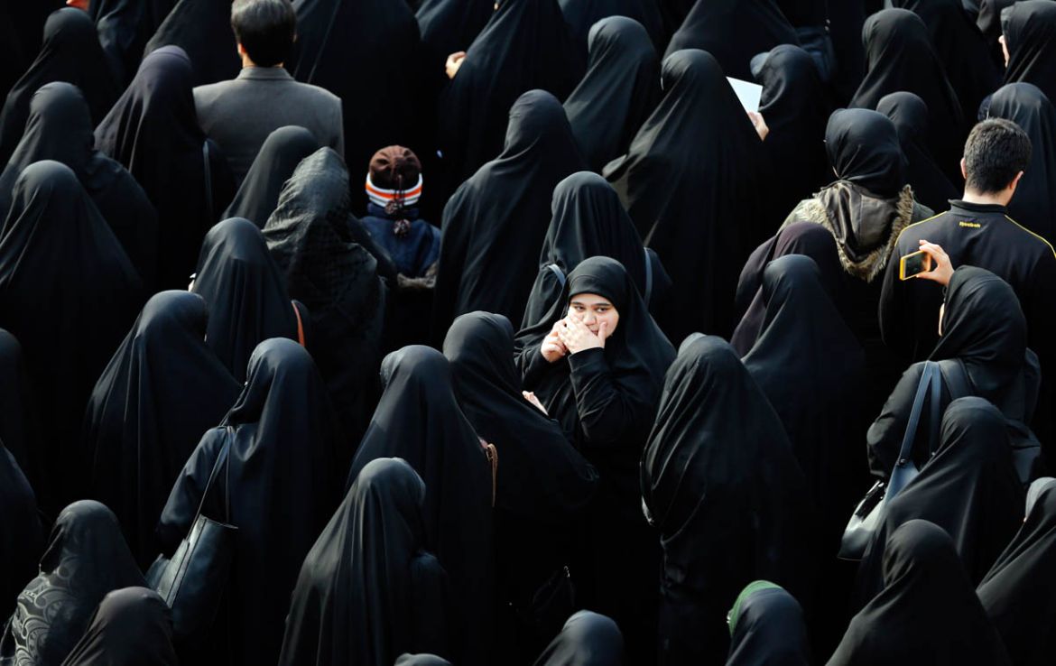 epa08099928 Iranian women take to the streets to mourn the death of Iranian Revolutionary Guards Corps (IRGC) Lieutenant general and commander of the Quds Force Qasem Soleimani during an anti-US demon