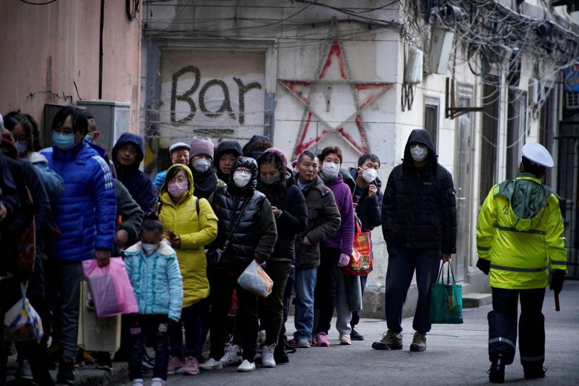People line up outside a drugstore to buy masks in Shanghai, China January 24, 2020. REUTERS/Aly Song TPX IMAGES OF THE DAY - RC28ME90TCU0