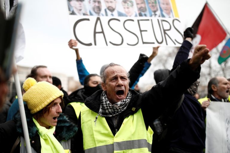 etikette Virkelig Egern Police use tear gas in new 'yellow vest' protests in Paris | Emmanuel  Macron News | Al Jazeera