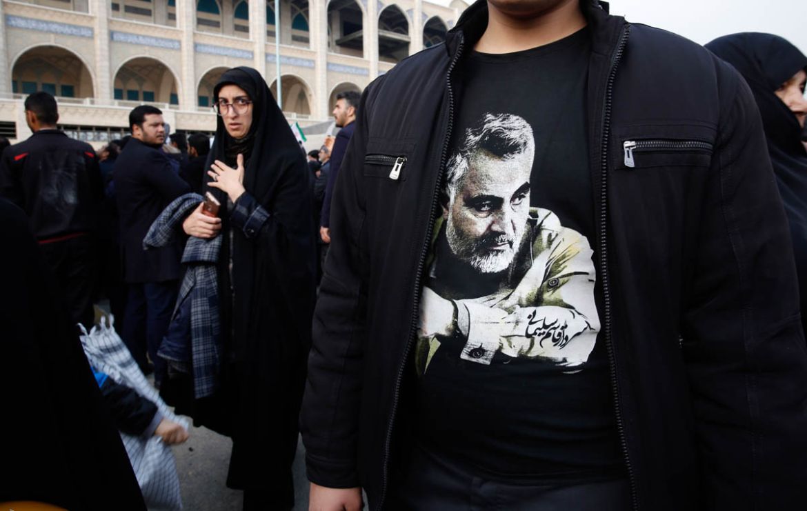 epa08099936 A man wearing a t-shirt with a picture of Iranian Revolutionary Guards Corps (IRGC) Lieutenant general and commander of the Quds Force Qasem Soleimani takes part in an anti-US demonstratio