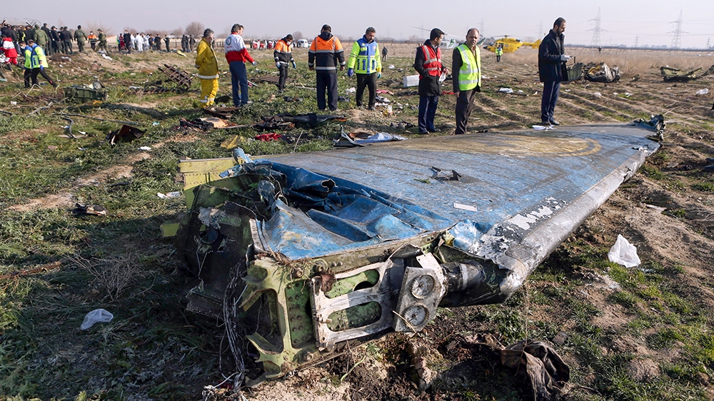 Equipes de resgate são vistas em 8 de janeiro de 2020 no local de um avião ucraniano que caiu logo após a decolagem perto do aeroporto Imam Khomeini, na capital iraniana, Teerã.  - Equipes de busca e salvamento que