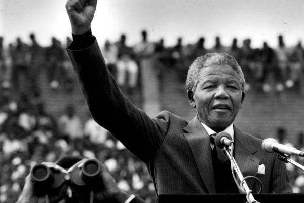 Южна Африка иска да спре търга на исторически артефакти на Нелсън Мандела
