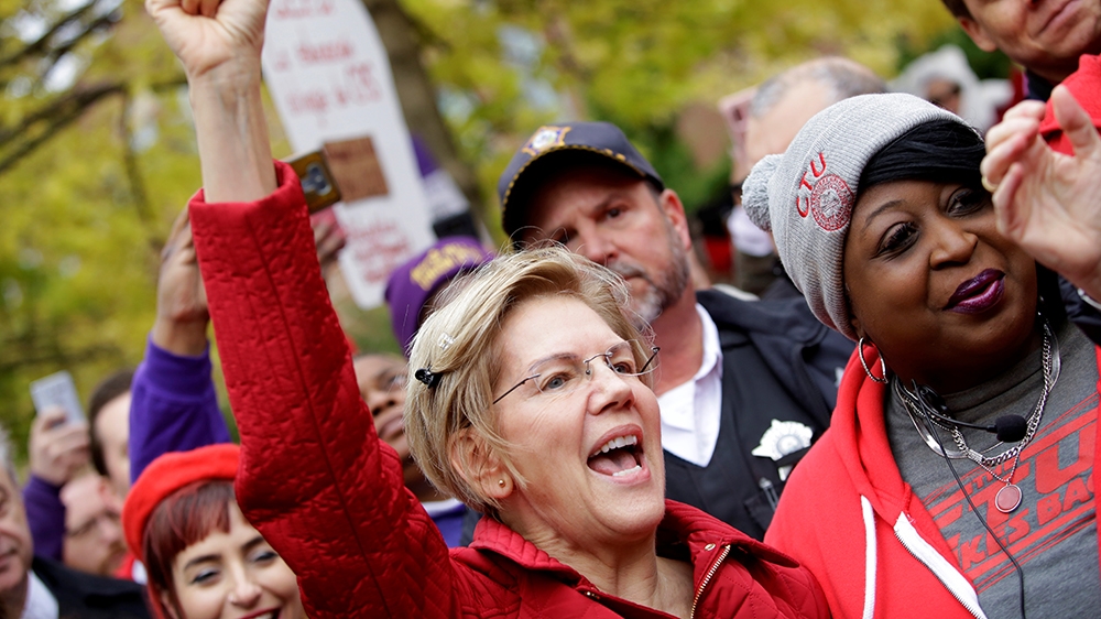 Democratic presidential candidate Senator Elizabeth Warren visits a picket line of striking teachers in Chicago, U.S. October 22, 2019. REUTERS/Joshua Lott
