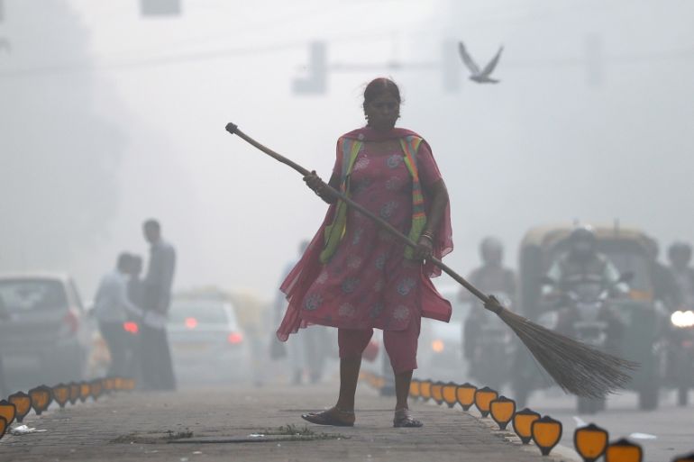 A street cleaner works in heavy smog in Delhi, India, November 10, 2017. REUTERS/Cathal McNaughton