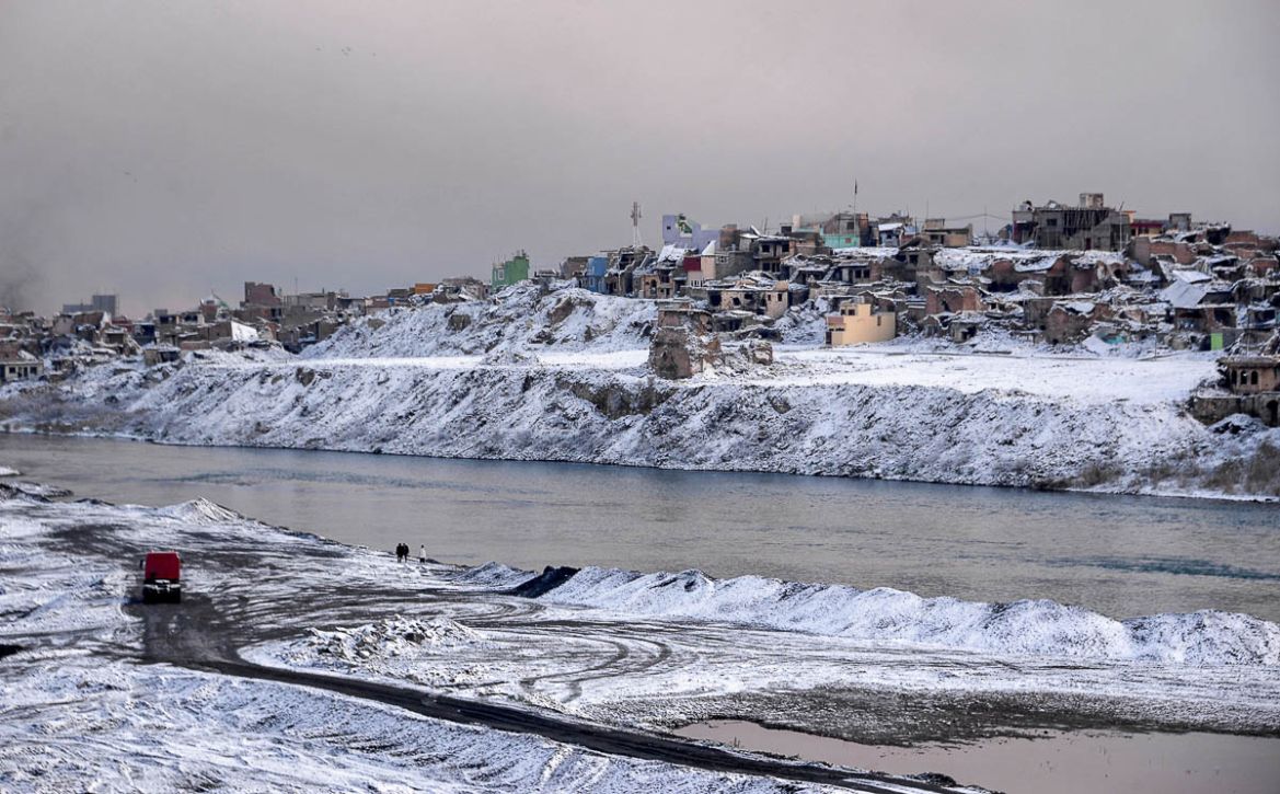This picture taken on February 10, 2020 shows a view of the snow-covered Tigris river bank of the war-ravaged old town of Iraq''s northern city of Mosul following a heavy snow storm. (Photo by Zaid AL-
