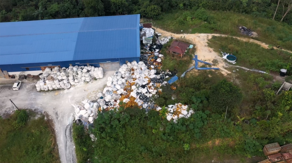 Plastic waste exported illicitly to Malaysia [Nandakumar S. Haridas/Greenpeace]