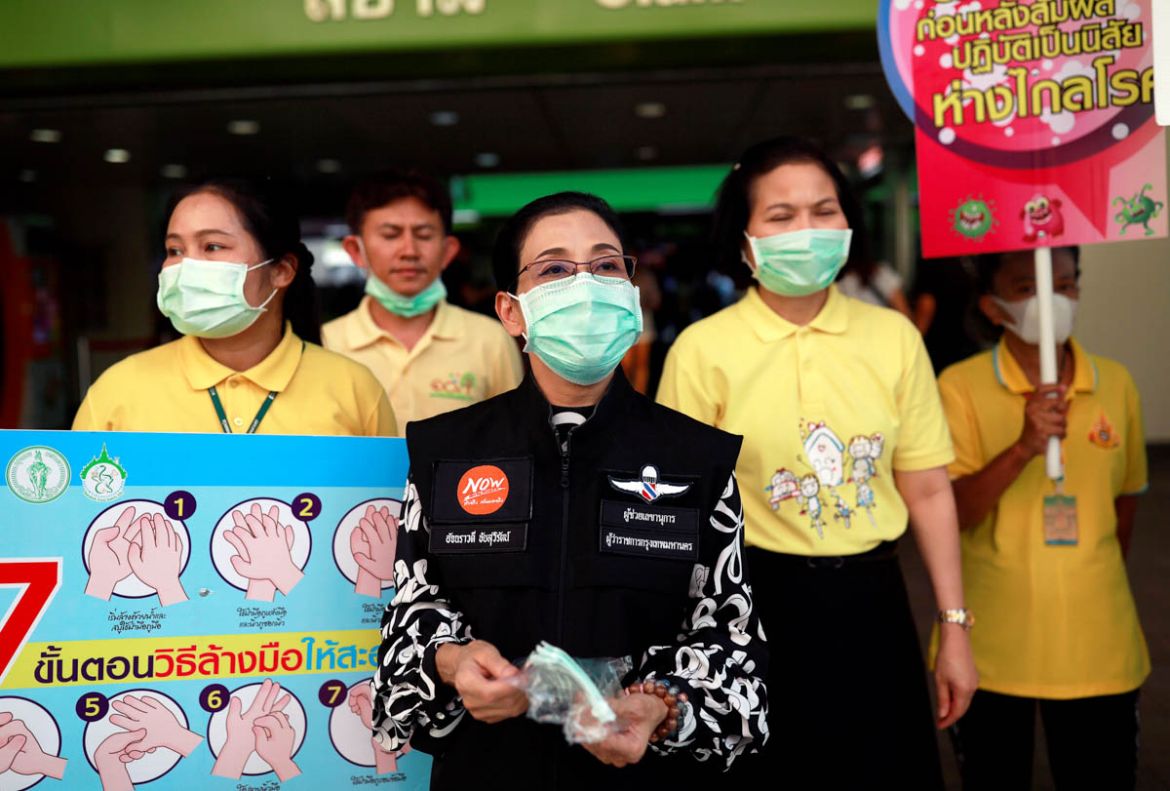 Government officials give out masks free of charge as a preventive measure against the coronavirus outbreak, in Bangkok, Thailand February 7, 2020. REUTERS/Soe Zeya Tun - RC2OVE9IKLNR