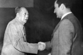 Egyptian Vice-President Hosni Mubarak (R) shakes hands with Chinese leader Mao Tse Tung (L) in Pekin, 20 April 1976. (Photo by AFP PHOTO / ARCHIVES / AFP)