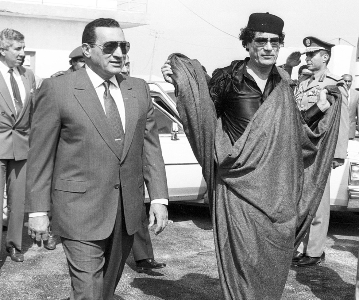 Egyptian President Hosni Mubarak (L) meets Libyan Leader Muammar Gaddafi at the Egyptian border city of Mersa Matrouh October 16, 1989. REUTERS/Frederic Neema