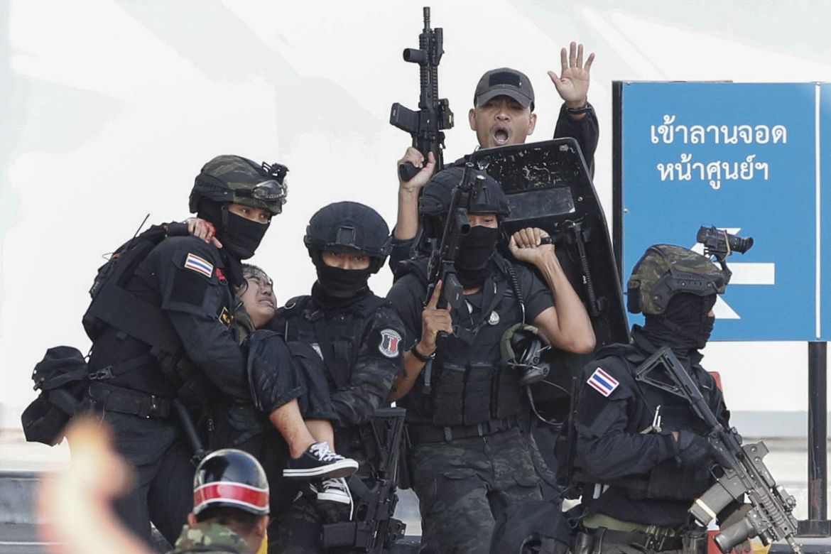 epa08204356 Soldiers evacuate a hostage from the scene of a mass shooting at the Terminal 21 shopping mall in Nakhon Ratchasima, Thailand, 09 February 2020. According to media reports, at least 21 peo