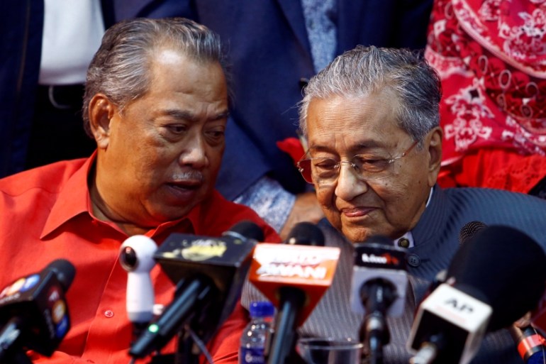 Former Malaysia''s Prime Minister Mahathir Mohamad listens to former Malaysian Deputy Prime Minister Muhyiddin Yassin during a news conference following the temporary deregistration of Parti Pribumi Be