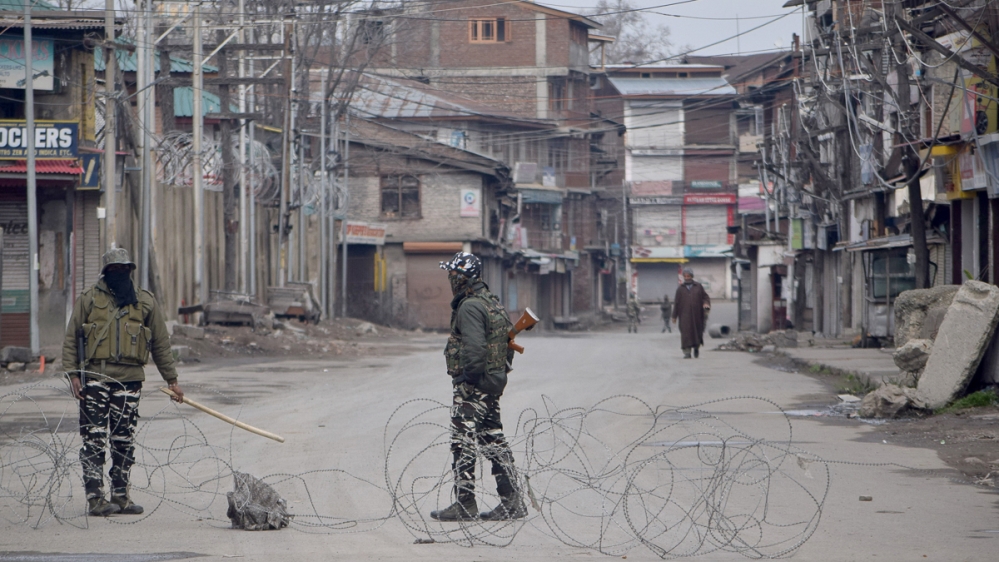 Authorities in Indian-administered Kashmir impose a complete lockdown amid the growing fears of COVID-19 spread. [Shuaib Bashir/Al Jazeera]