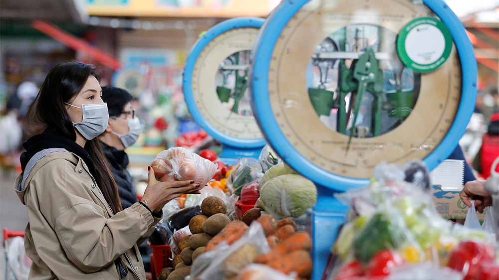 Customers wearing protective masks visit a local food market, also known as bazaar, in Almaty, Kazakhstan March 11, 2020. REUTERS/Pavel Mikheyev