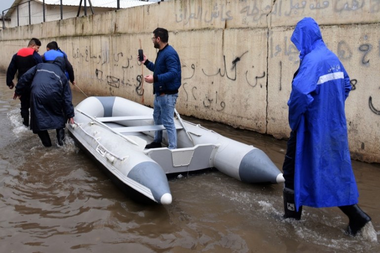 Rescue boat in the northern Iraqi city of Mosul