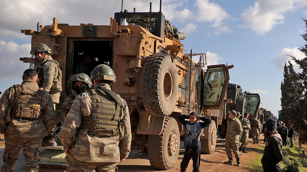 Um comboio militar turco é visto estacionado perto da cidade de Batabu na rodovia que liga Idlib ao cruzamento da fronteira síria de Bab al-Hawa com a Turquia, em 2 de março de 2020. - O governo sírio prometeu t