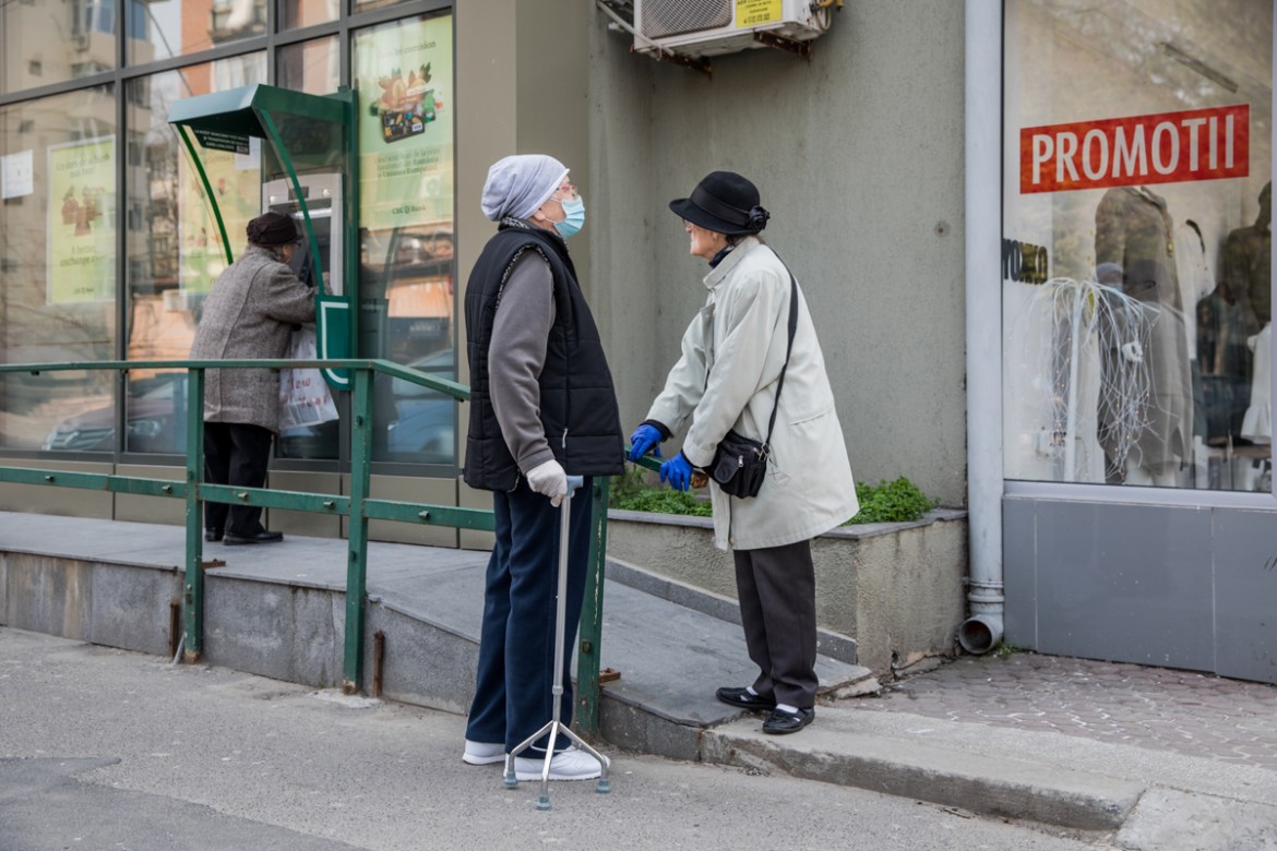 Elderly people wait in line at the ATM in Galati, March 30th, 2020 (March 30: 1952 confirmed cases, 44 deaths)