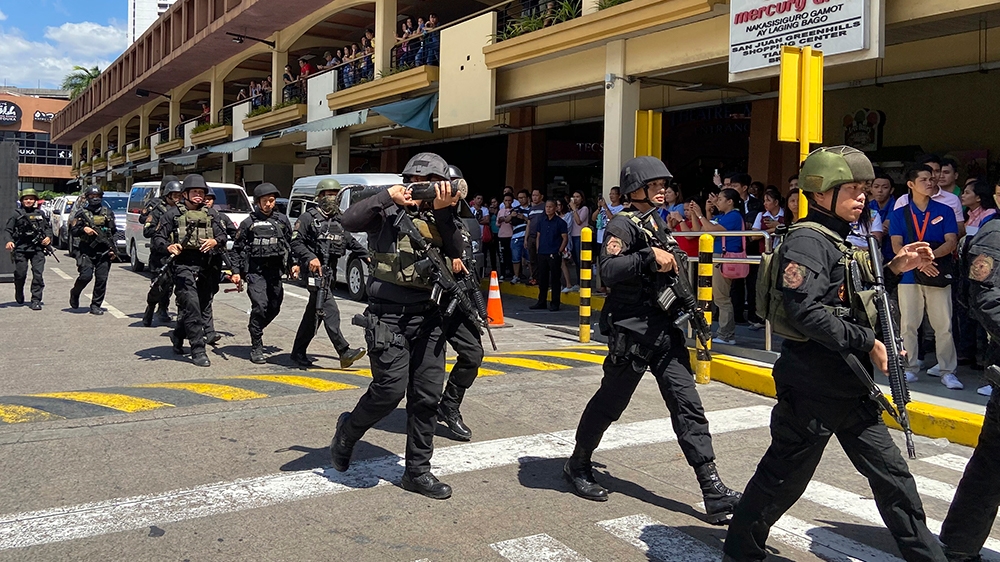 Manila Mall Hostage Taker Surrenders After Shooting Ex Colleague Philippines News Al Jazeera