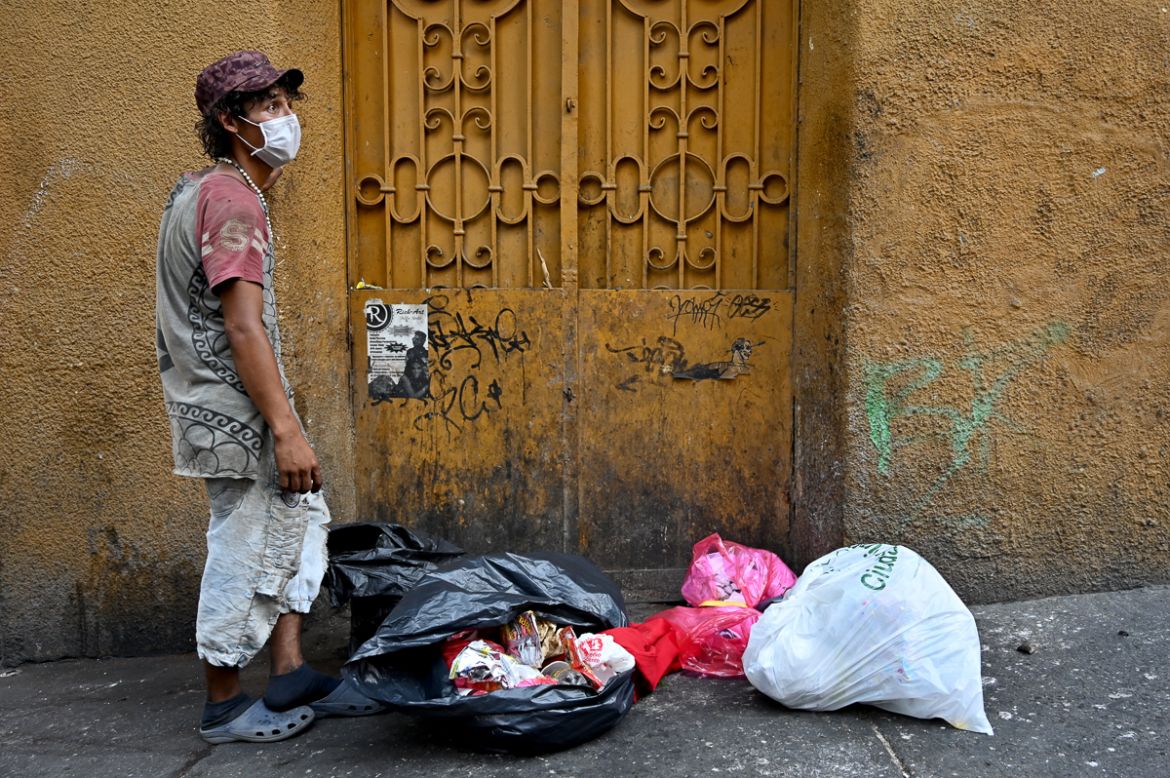 A homeless man wears a face mask against the spread of the new coronavirus, COVID-19, in Cali, Colombia, on March 22, 2020. - Colombia will go into compulsory general confinement from March 24 until A