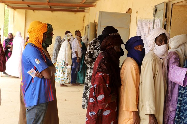 Voters stand in a queue to vote at a polling station during the parliamentary elections in Gao, Mali, on March 29, 2020. - Malians headed to the polls on March 29, 2020, for a long-delayed parliamenta
