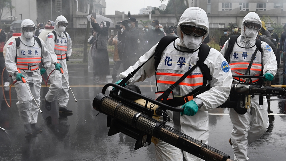 Soldiers from the militaryi´s chemical units take part in a drill organised by the New Taipei City government to prevent the spread of the COVID-19 coronavirus, in Xindian district on March 14, 2020. 