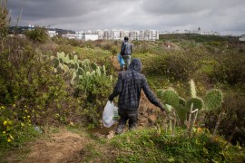 They live in peripheral neighborhoods in the big cities of the country. Some of the best known are Mesnana, Branes and Boukalef in Tanger or Takadoum in Rabat. Migrants with less economic means surviv