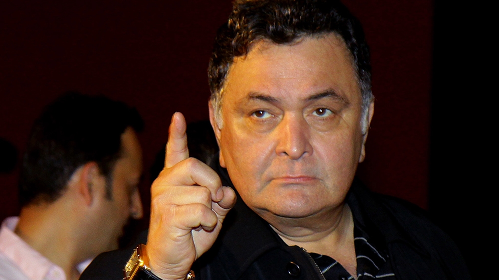 Indian Bollywood actor Rishi Kapoor gestures during the trailer launch of the forthcoming Hindi film e¨All Is Welli´ directed by Umesh Shukla in Mumbai late July 1, 2015.   AFP PHOTO/STR (Photo by STR