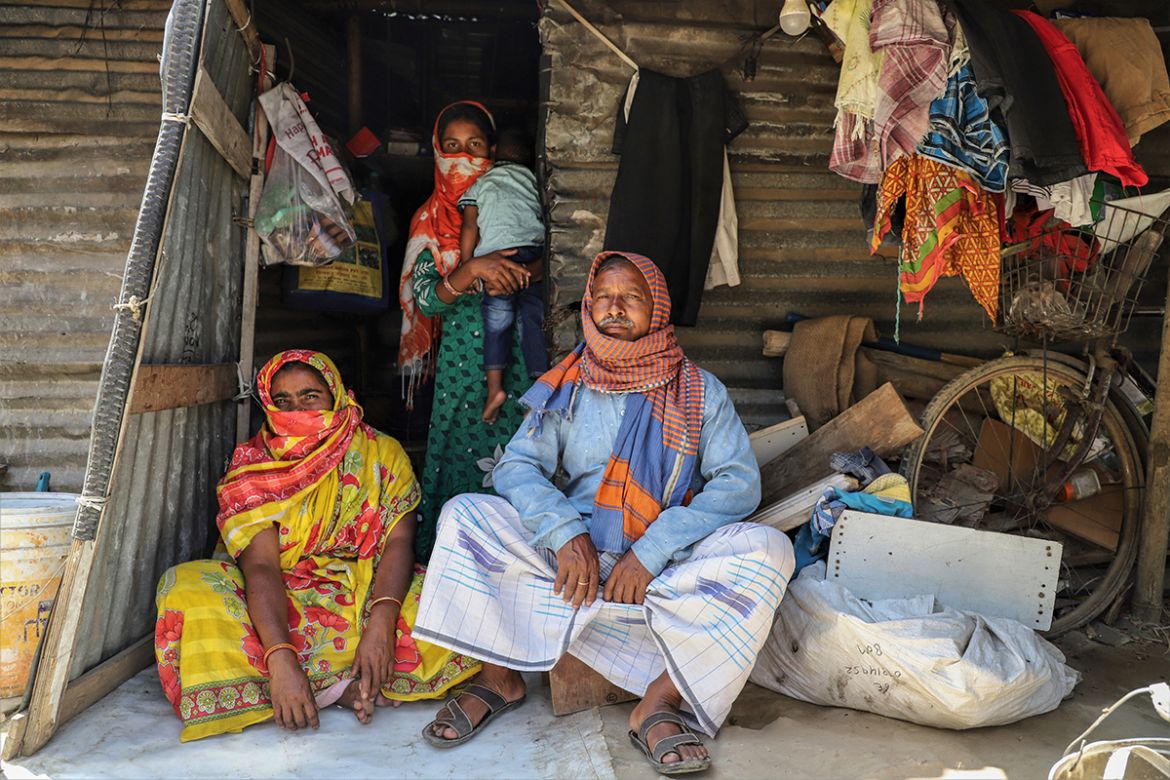 As the race is more about survival, Haroon Sheikh, who is as a rickshaw puller and his wife Laju Bibi, a maid have been without work since March 24. The duo wants to be with their four children in Wes