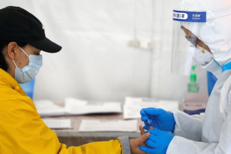 A healthcare worker performs a coronavirus antibody test in Brooklyn, New York City, April 24, 2020. [Andrew Kelly/Reuters]