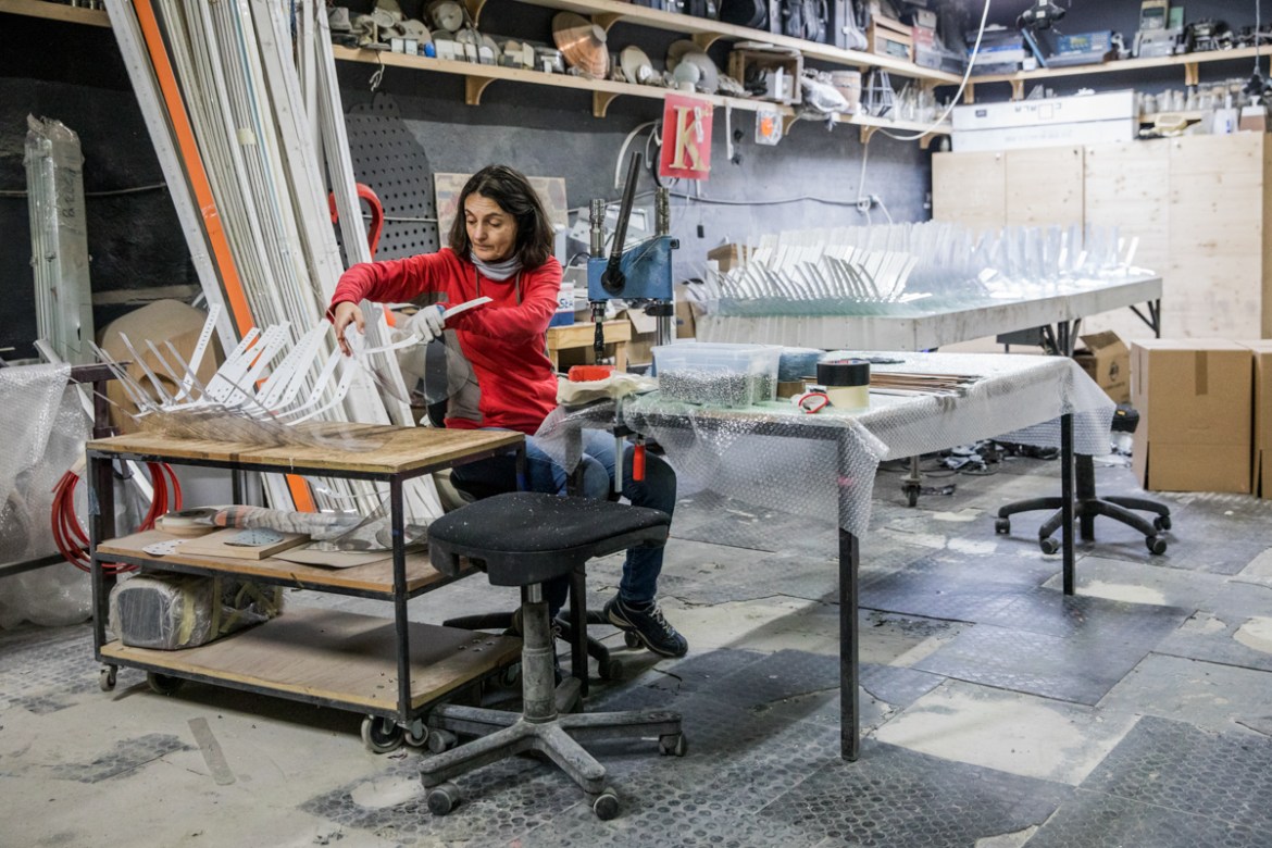 Mihaela works for Caustic, an advertising production company, for over 10 years. Together with H3, they now produce almost 500 visors a day. One of their customers, Fru Fru, supported their initiative