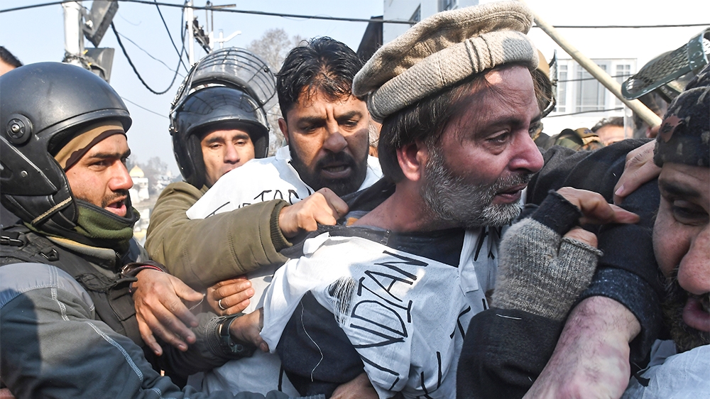 Senior separatist leader Yasin Malik (C) scuffles with indian police officer as they try to march during a protest march against the recent killings of civilians, in Srinagar on December 17, 2018. - S
