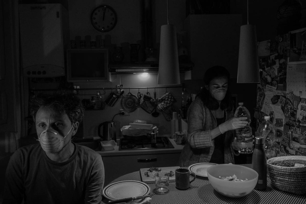 While preparing dinner Alessio and Marta have to wear masks to respect the rules of their isolation. While living together in a 50 mq apartment, they could properly separate only during the night. Eat