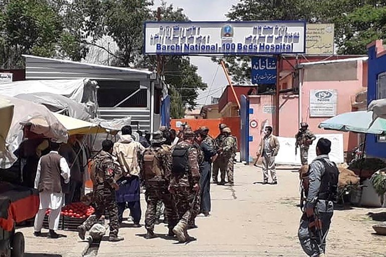 Afghan security personnel arrive at the site of an attack outside a hospital in Kabul on May 12, 2020. - Gunmen stormed a hospital on May 12 in an ongoing attack in the Afghan capital Kabul, a governm