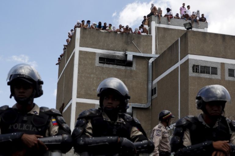 Inmates gather on the roof of the prison of the National Bolivarian Police during a riot in Caracas, Venezuela April 27, 2015. The inmates are protesting against overcrowding in the prison and have