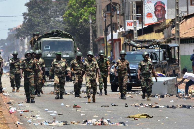 Protesters confornt the army in the streets in Conakry on March 22, 2020, during a constitutional referendum in the country. Guinean President Alpha Condé assured on March 21, 202
