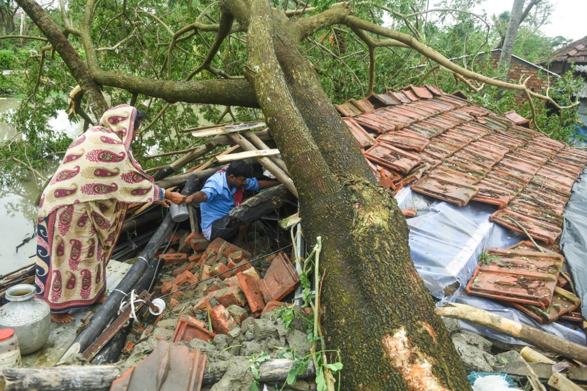Villagers salvage items from their house damaged by cyclone Amphan in Midnapore, West Bengal, on May 21, 2020. - The strongest cyclone in decades slammed into Bangladesh and eastern India on May 20, s