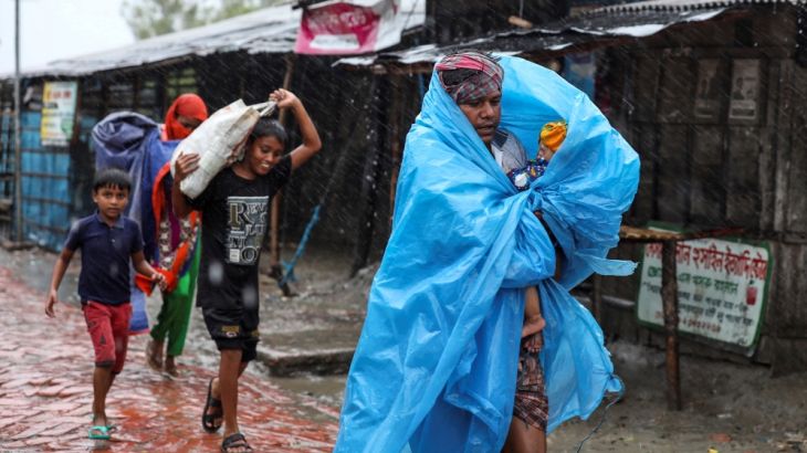 People make their way to a safer place before the cyclone Amphan makes its landfall in Gabura outskirts of Satkhira district, Bangladesh May 20, 2020. REUTERS/Stringer