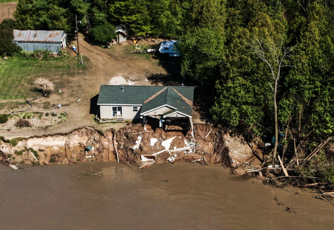 epaselect epa08434711 An aerial photo made with a drone shows damage to a house after the Edenville dam was breached near Edenville, Michigan, USA, 20 May 2020. The dam at Wixom Lake gave way after he