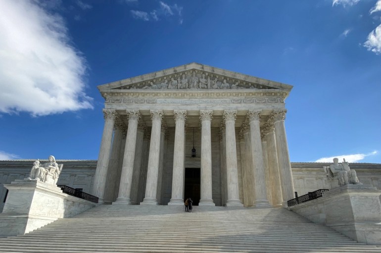 The building of the U.S. Supreme Court is pictured in Washington, D.C., U.S., January 19, 2020. REUTERS/Will Dunham/File Photo