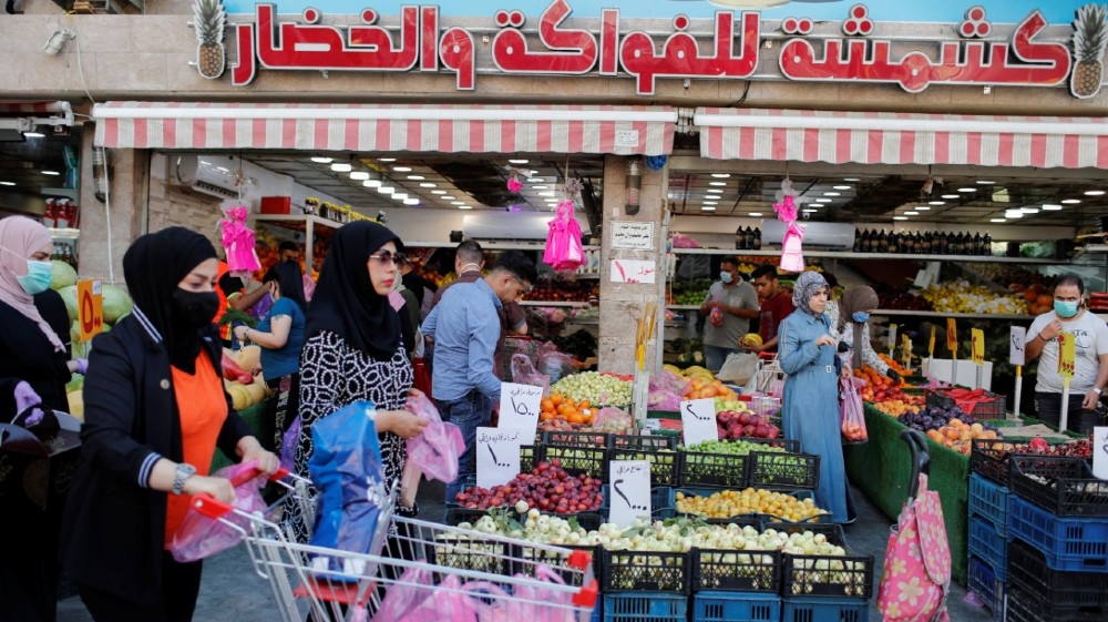 Iraqi people buy vegetables, following the outbreak of the coronavirus disease (COVID-19), in Baghdad, Iraq June 14, 2020. REUTERS/Thaier al-Sudani