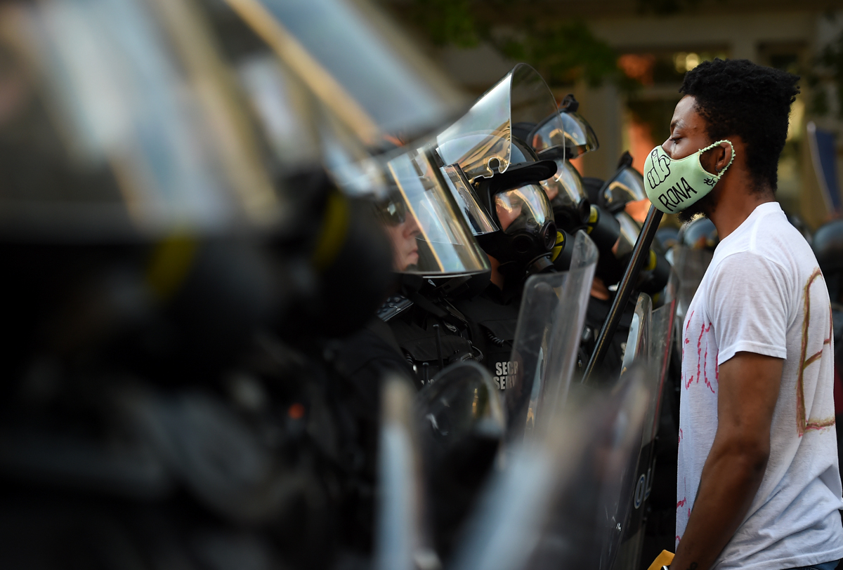 A row of police officers face off with demonstrators outside the White House to protest the death of George Floyd, who died in police custody in Minneapolis, in Washington, DC, on June 1, 2020. - Poli