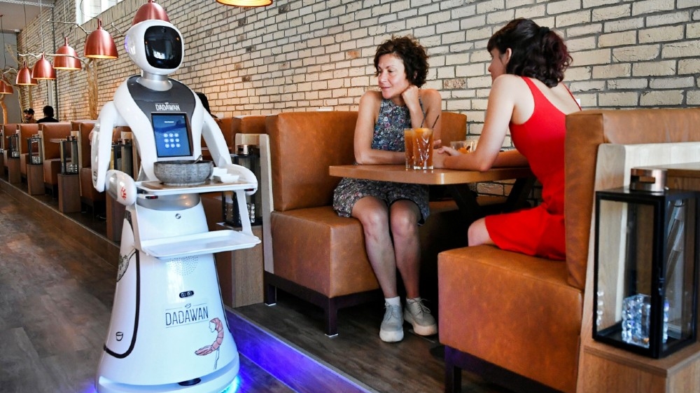 A robot serves in a Chinese restaurant to reduce the risk of spreading the coronavirus disease (COVID-19) in Maastricht, Netherlands, June 2, 2020. REUTERS/Piroschka van de Wouw
