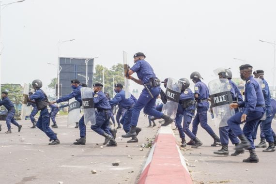 Police officers clash with demonstrators in Kinshasa on July 9, 2020 in demonstrations organized against the presidential party Union for Democracy and Social Progress (UDPS) for the appointment of th