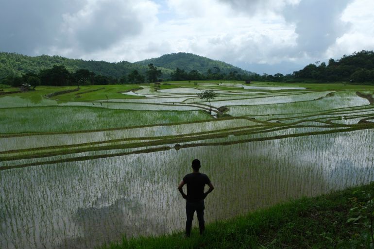 Um menino Naga está perto de campos de arroz no início da manhã em Mima, cerca de 20 quilômetros (12 milhas) de Kohima, capital do estado de Nagaland, no nordeste da Índia, na terça-feira.