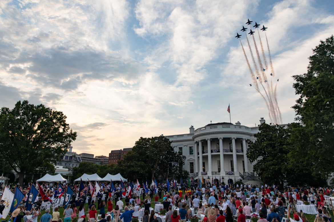 epaselect epa08528245 Members of the US Navy Blue Angels and US Army Thunderbirds fly over the White House during the Fourth of July ''Salute to America'' event in Washington, D.C., USA, 04 July 2020. T