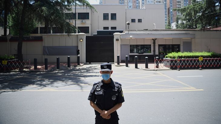 A policeman stands in front of the US Consulate in Chengdu, southwestern China''s Sichuan province, on July 27, 2020. - Chinese authorities took over the United States consulate in Chengdu, the foreign