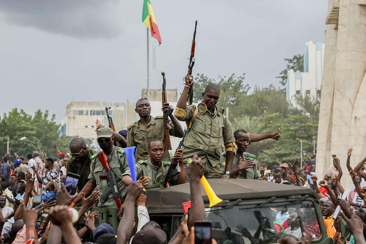 epa08611367 Malians cheer as Mali military enter the streets of Bamako, Mali, 18 August 2020. Local reports indicate Mali military have seized Mali President Ibrahim Boubakar KeÔta in what appears to