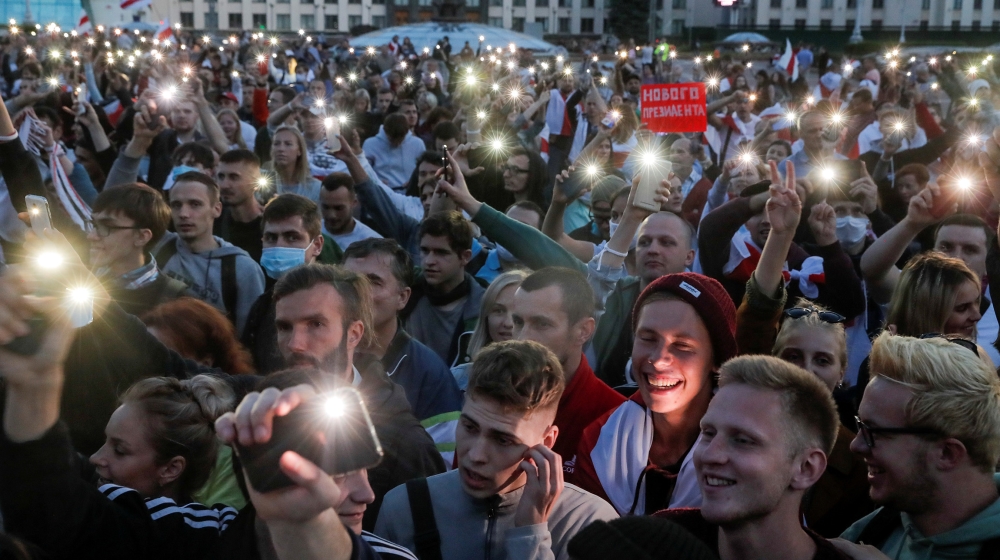 People flash lights from their phones during an opposition demonstration against presidential election results at the Independence Square in Minsk, Belarus August 22, 2020. REUTERS/Vasily Fedosenko